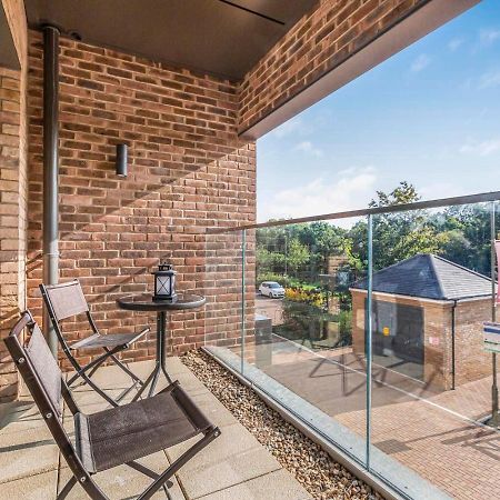 Modern 1 Bedroom Apartment With Parking In Colindale, London Edgware Exterior foto