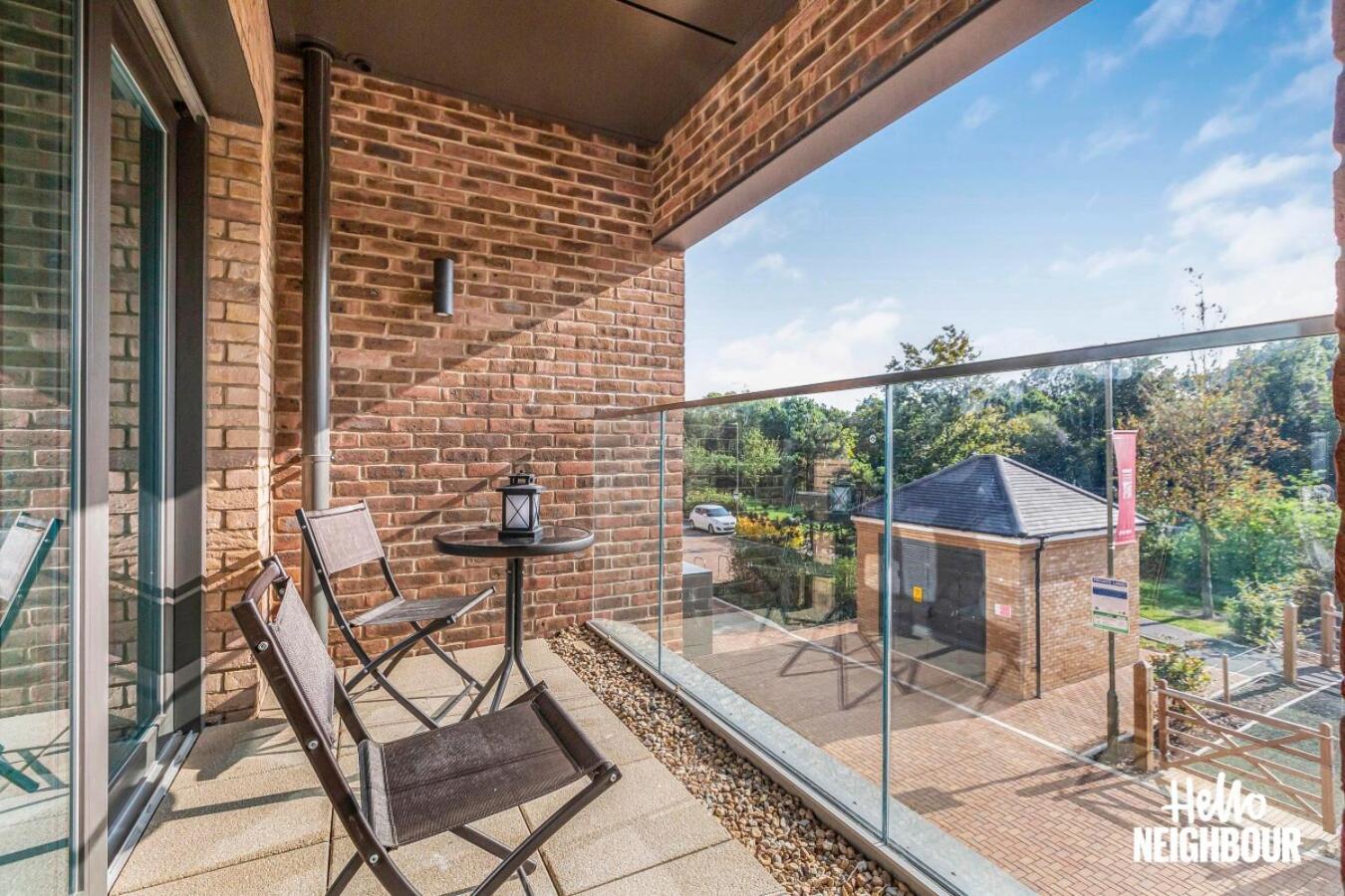 Modern 1 Bedroom Apartment With Parking In Colindale, London Edgware Exterior foto